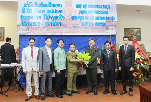 Đại tá Nguyễn Văn Ly, đại diện Cục Đào tạo - Bộ Công an chúc mừng các học viên Lào nhân dịp ngày Quốc khánh.
